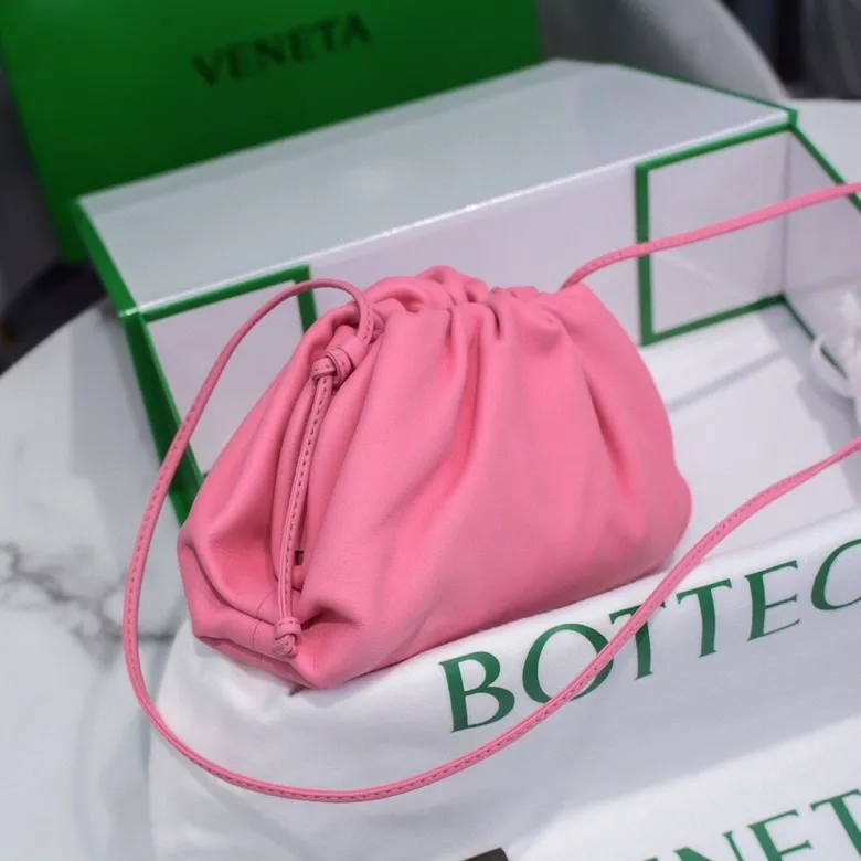 Batch 1120 Bottega Veneta cloud bag ☁️POUCH series original plain calfskin, super low-key and attractive, soft and casual. Major internet celebrity bloggers are crazy about calling it fashionable and classy, ​​lazy and intellectual. Small size: 23*13*8 (small cloud plain) girly pink, model: 6671